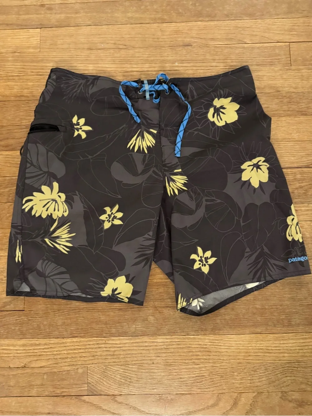 Patagonia Men's Gray and Yellow Floral Swim Trunks - Size 34  b66